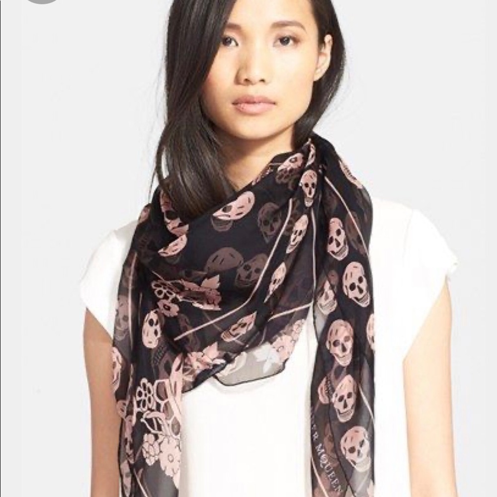 ❌SOLD❌ Alexander McQueen Classic Skull Scarf/Wrap - Picture 3 of 15